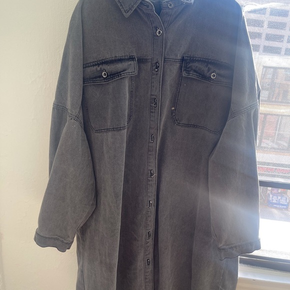 Pretty Little Thing oversized denim shirt - Picture 2 of 4